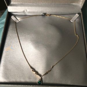 Gold necklace w/diamonds details/emerald green dia
